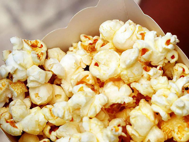 Hương vị bơ của bỏng ngô có thể chứa 0,5 gram chất béo chuyển hóa trong khi bỏng ngô vị caramel có thể chứa tới 1,5 gram trên mỗi túi. Vì thế trước khi mua bỏng ngô để xem phim, bạn nên cân nhắc kỹ.