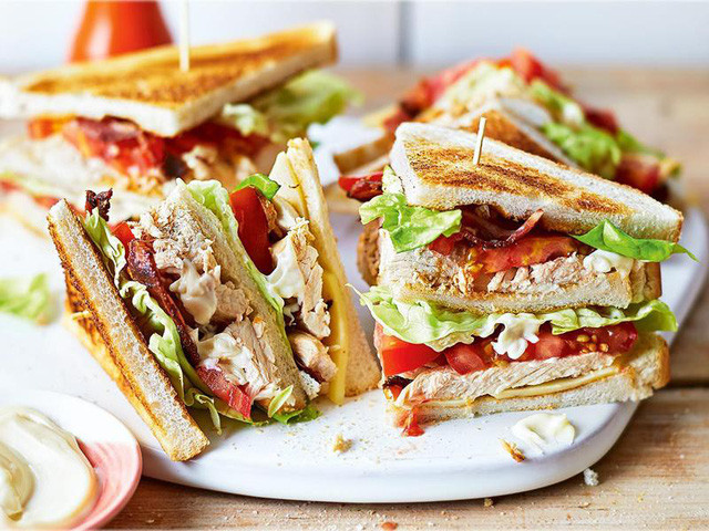 Một chiếc bánh mì sandwich cho vào lò vi sóng là bữa ăn sáng giúp nhiều người tiết kiệm thời gian nhưng có thể chứa ít nhất 1 gram chất béo chuyển hóa.