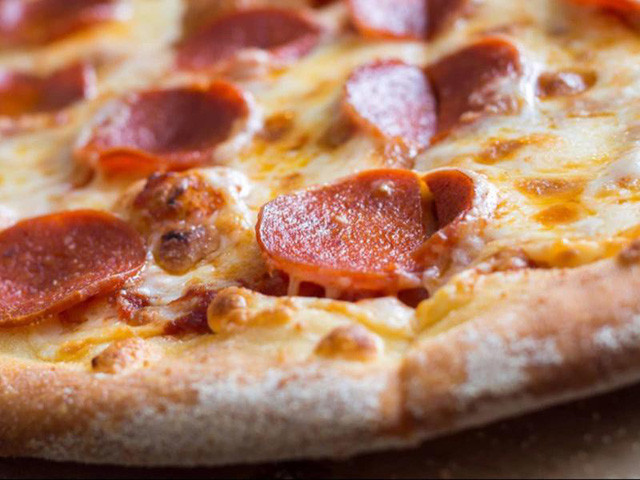 Chất béo chuyển hóa có thể “lẻn’ vào bột của pizza đông lạnh với một lượng khoảng 0,3 gram trên mỗi miếng bánh. Ngoài ra, các loại thực phẩm như bánh bích quy đóng hộp và bánh cuộn hương quế cũng thường có chứa chất béo chuyển hóa.