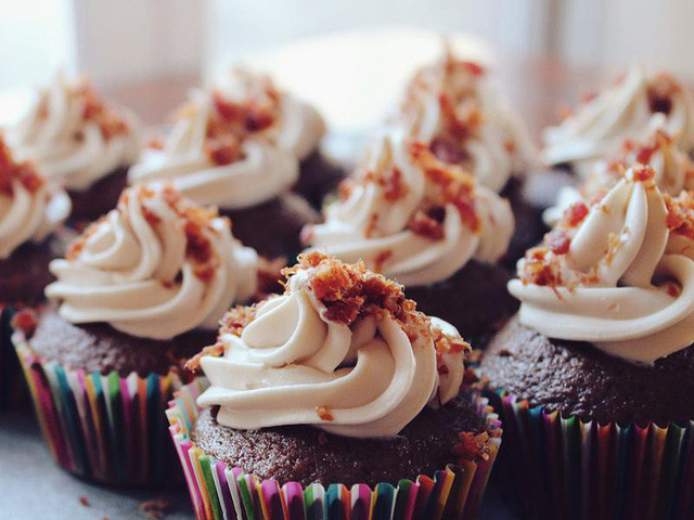 Bởi một phần kem phủ trung bình chứ 2 gram chất béo chuyển hóa, cộng với lượng đường có trong một chiếc bánh sẽ khiến bạn dễ tăng cân, béo phì nếu ăn thường xuyên. Và béo phì là nguyên nhân dẫn tới nhiều căn bệnh, trong đó có tim mạch.