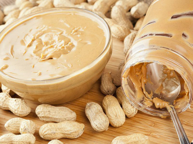 Tuy nhiên trước khi sử dụng, hãy nhớ kiểm tra nhãn sản phẩm. Tốt nhất danh sách thành phần của bơ đậu phộng càng ngắn càng tốt. Một số công ty đã sử dụng thêm đường và chất béo chuyển hóa để tang thêm hương vị cho sản phẩm.