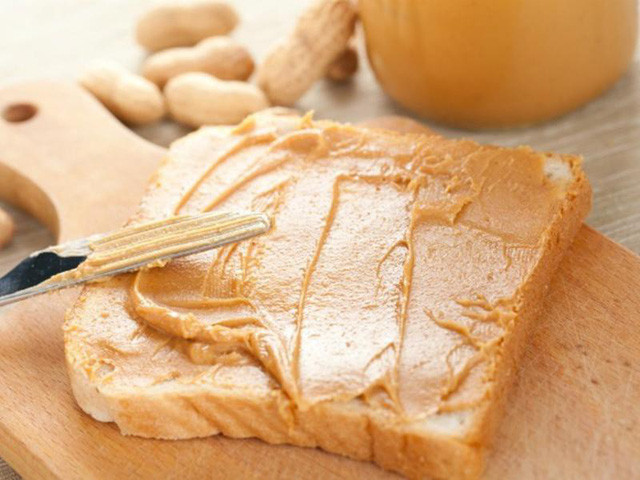 Bơ đậu phộng là thức ăn phổ biến ở Bắc Mỹ, Châu Âu và một phần ở châu Á, thông dụng như ở Philippines, Indonesia và Việt Nam. Ở Việt Nam, bơ đậu phộng được dùng để quết vào bánh mì để ăn bữa sáng khá phổ biến.