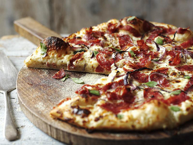Cách tốt nhất đó là bạn hãy tự làm pizza tại nhà hoặc tìm đến các cửa hàng bán pizza uy tín hay yêu cầu kỹ về thành phần trước khi thưởng thức.