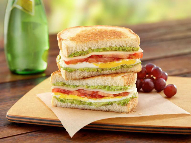 Hãy xem xét kỹ thành phần trước khi ăn, có thể bạn sẽ tìm thấy dầu hydro hóa trong đó. Thêm nữa, chúng có thể được đóng gói với natri – thành phần bất lợi với sức khỏe