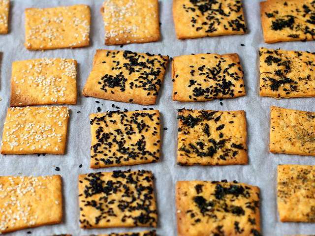 Hầu hết các loại bánh quy, bánh cứng có chứa các chất tạo xốp – các chất này có một phần được tạo thành từ dầu đã được hydro hóa.