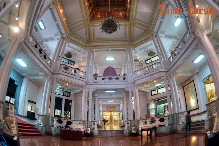 Tòa nhà chính của Bảo tàng được xây dựng năm 1926 và hoạt động từ năm 1932 với tư cách là Bảo tàng Louis Finot của Viện Viễn Đông Bác cổ Pháp. Đây được coi là một trong những công trình tiêu biểu cho phong cách kiến trúc Đông Dương ở Việt Nam thời thuộc địa.