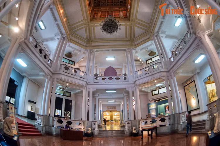 Tòa nhà chính của Bảo tàng được xây dựng năm 1926 và hoạt động từ năm 1932 với tư cách là Bảo tàng Louis Finot của Viện Viễn Đông Bác cổ Pháp. Đây được coi là một trong những công trình tiêu biểu cho phong cách kiến trúc Đông Dương ở Việt Nam thời thuộc địa.