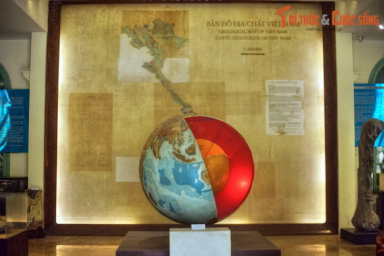 Ngược dòng thời gian, tòa nhà Bảo tàng Địa chất được xây trong khuôn viên của Sở Địa chất Đông Dương, đi vào hoạt động từ năm 1914. Sau năm 1954, Vụ Kỹ thuật của Cục Địa chất, Bộ Công nghiệp kế thừa cơ sở này.