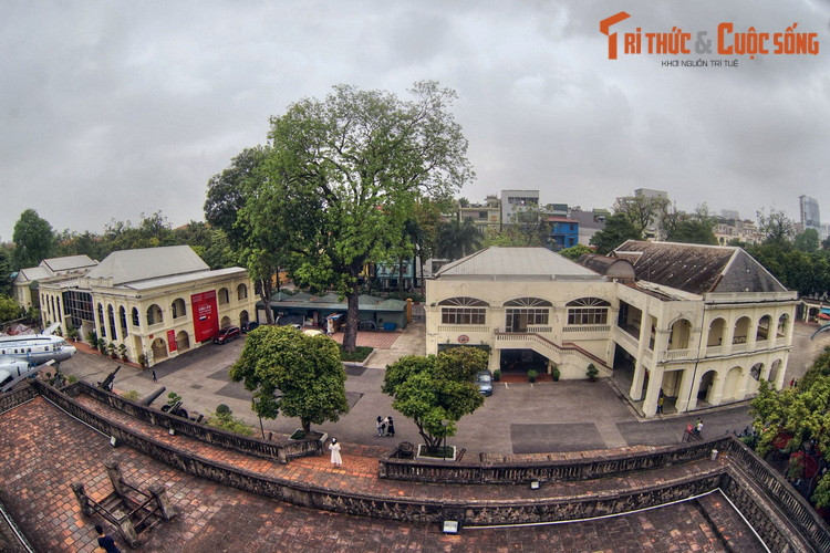 3. Tọa lạc tại số 28A Điện Biên Phủ, Ba Đình, Hà Nội, Bảo tàng Lịch sử Quân sự Việt Nam là nơi tôn vinh những chiến công của Quân đội nhân dân Việt Nam cùng lịch sử dựng nước và giữ nước vẻ vang của dân tộc Việt Nam.