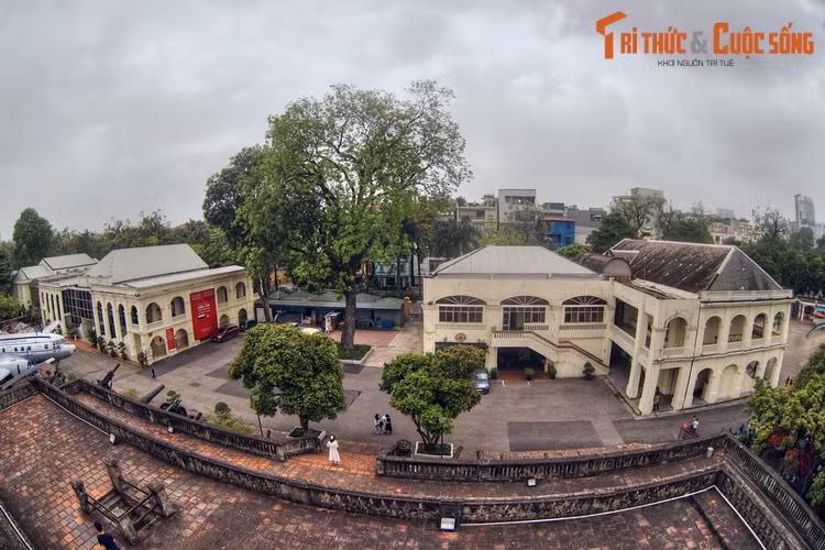 3. Tọa lạc tại số 28A Điện Biên Phủ, Ba Đình, Hà Nội, Bảo tàng Lịch sử Quân sự Việt Nam là nơi tôn vinh những chiến công của Quân đội nhân dân Việt Nam cùng lịch sử dựng nước và giữ nước vẻ vang của dân tộc Việt Nam.