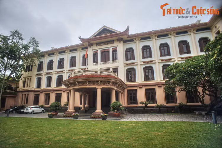 4. Nằm ở số 66 đường Nguyễn Thái Học, Ba Đình, Hà Nội, Bảo tàng Mỹ thuật Việt Nam là một bảo tàng có vị trí đặc biệt quan trọng trong việc lưu giữ kho tàng di sản văn hóa nghệ thuật của cộng đồng các dân tộc Việt Nam.