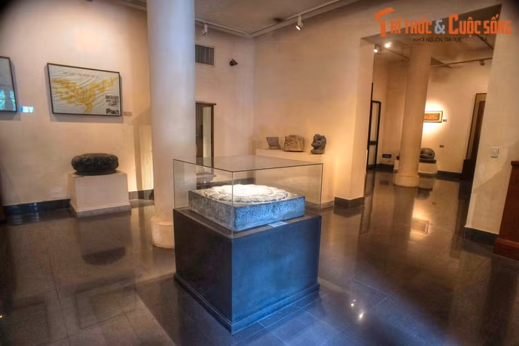 Tòa nhà Bảo tàng được người Pháp xây dựng vào những năm 1930 làm nơi tá túc cho con gái của các quan chức người Pháp từ khắp Đông Dương về Hà Nội trọ học. Từ năm 1962, công trình được cải tạo, trở thành nơi sưu tập, trưng bày và lưu trữ các tác phẩm nghệ thuật của Việt Nam.