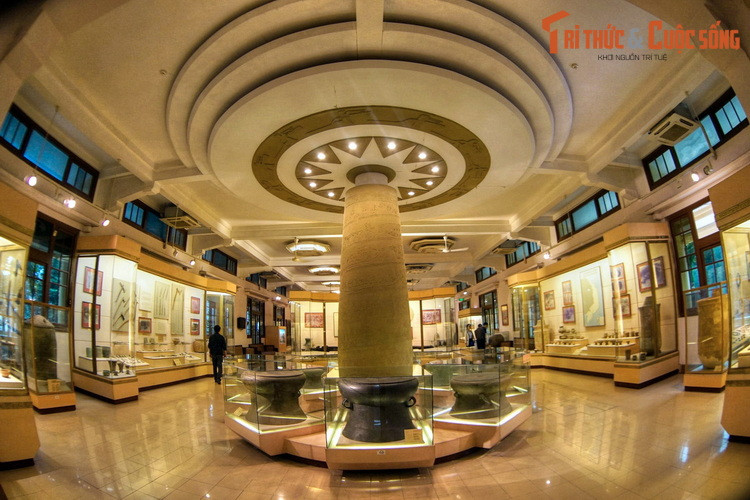 Hiện tại, Bảo tàng Lịch sử Quốc gia Việt Nam lưu giữ, trưng bày, giới thiệu lịch sử Việt Nam từ thời Tiền sử đến ngày nay thông qua hệ thống tài liệu, hiện vật vô cùng đồ sộ, quý giá, trong đó có nhiều hiện vật là Bảo vật quốc gia.