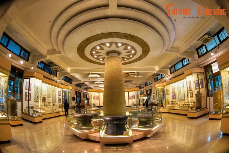 Hiện tại, Bảo tàng Lịch sử Quốc gia Việt Nam lưu giữ, trưng bày, giới thiệu lịch sử Việt Nam từ thời Tiền sử đến ngày nay thông qua hệ thống tài liệu, hiện vật vô cùng đồ sộ, quý giá, trong đó có nhiều hiện vật là Bảo vật quốc gia.