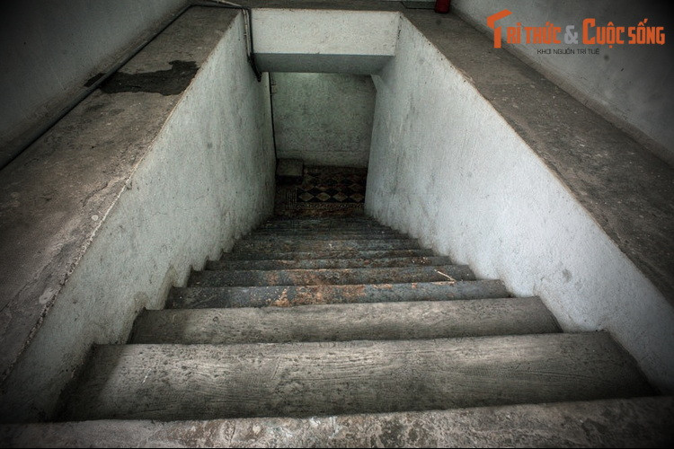 Trong khuôn viên bảo tàng có khu một khu hầm bí mật quy mô rất lớn, mở cửa cho du khách vào khám phá. Công trình này được chính quyền Diệm – Nhu cho xây sau khi xả ra vụ chính biến ngày 27/2/1962, làm nơi trú ẩn phòng khi xảy ra bất trắc.