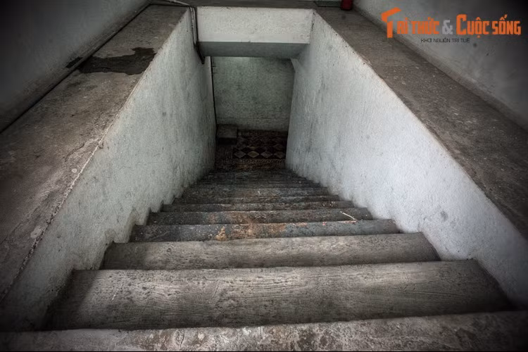 Trong khuôn viên bảo tàng có khu một khu hầm bí mật quy mô rất lớn, mở cửa cho du khách vào khám phá. Công trình này được chính quyền Diệm – Nhu cho xây sau khi xả ra vụ chính biến ngày 27/2/1962, làm nơi trú ẩn phòng khi xảy ra bất trắc.