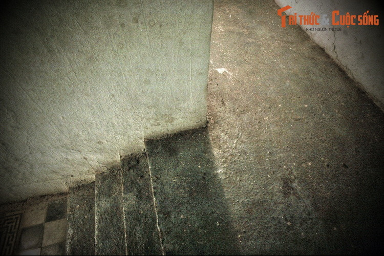 Lời đồn xuất hiện sau khi cuộc đảo chính 1963 nổ ra khiến chế độ Diệm – Nhu sụp đổ. Khi ấy, một số tờ báo ở Sài gòn cho rằng hai nhân vật bị phế truất đã từ dinh Gia Long thoát được vào tận nhà thờ Cha Tam (Chợ Lớn) là nhờ vào đường hầm bí mật ở dinh.