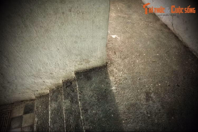 Lời đồn xuất hiện sau khi cuộc đảo chính 1963 nổ ra khiến chế độ Diệm – Nhu sụp đổ. Khi ấy, một số tờ báo ở Sài gòn cho rằng hai nhân vật bị phế truất đã từ dinh Gia Long thoát được vào tận nhà thờ Cha Tam (Chợ Lớn) là nhờ vào đường hầm bí mật ở dinh.