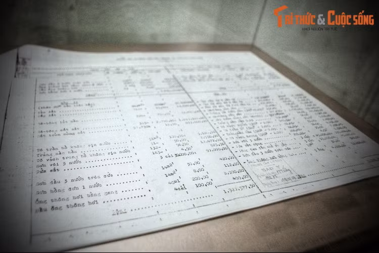 Khu hầm do kiến trúc sư nổi tiếng Ngô Viết Thụ thiết kế, nhà thầu Trương Đăng Khoa xây dựng, khởi công vào tháng 5/1962 và hoàn thành vào tháng 10/1963. Tổng kinh phí xây hầm là hơn 12 triệu đồng, một khoản tiền khổng lồ đủ để mua nhiều biệt thự thời đó.