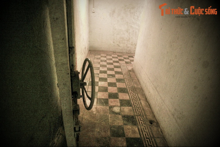 Một số tư liệu cho biết, để bảo đảm bí mật, các giấy tờ liên quan đến việc xây dựng hầm đều không dùng từ “hầm” mà chỉ ghi là “công tác xây cất ở Dinh Gia Long".