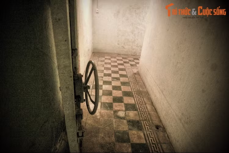 Một số tư liệu cho biết, để bảo đảm bí mật, các giấy tờ liên quan đến việc xây dựng hầm đều không dùng từ “hầm” mà chỉ ghi là “công tác xây cất ở Dinh Gia Long".