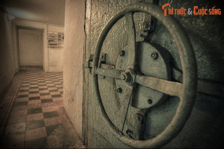 Cửa ra vào các khu vưc chính trong hầm được làm bằng sắt tấm đúc nguyên khối, đóng mở bằng cách xoay một tay nắm lớn trông giông như cửa tàu thủy, phía trong còn có chốt sắt thật lớn để cài khi có sự cố.