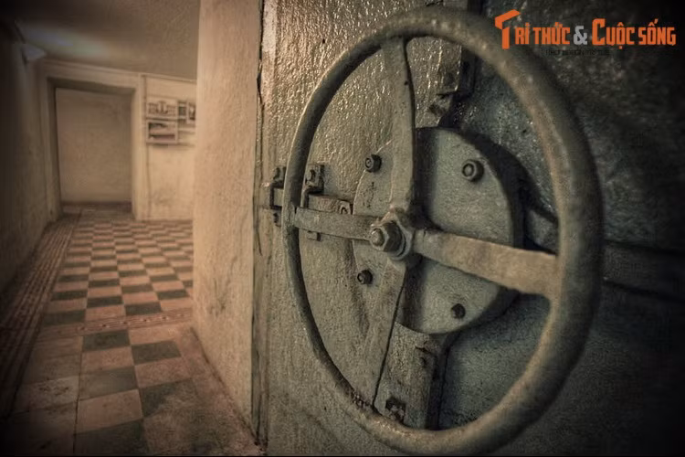 Cửa ra vào các khu vưc chính trong hầm được làm bằng sắt tấm đúc nguyên khối, đóng mở bằng cách xoay một tay nắm lớn trông giông như cửa tàu thủy, phía trong còn có chốt sắt thật lớn để cài khi có sự cố.