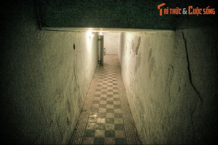 Dân Sài Gòn xưa đã truyền tai nhau nhiều giai thoại ly kỳ xung quanh khu hầm bí mật dưới Dinh Gia Long. Có lời đồn rằng hầm có nhiều đường thoát hiểm thông ra các địa điểm khác nhau trong thành phố, thậm chí thông ra tới tận Chợ Lớn hay Thủ Thiêm.