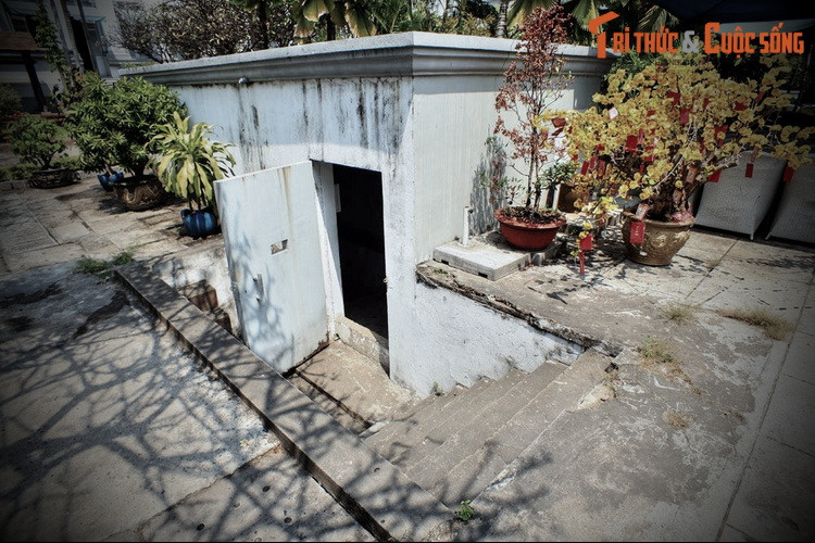 Nóc hầm được ngụy trang bằng nhiều chậu cây cảnh, nhìn như một khu vườn bình thường. Trong hầm có hệ thống điện thắp sáng, nước sạch và cống dẫn nước thải đầy đủ để cho hầm được hoạt động thông suốt.