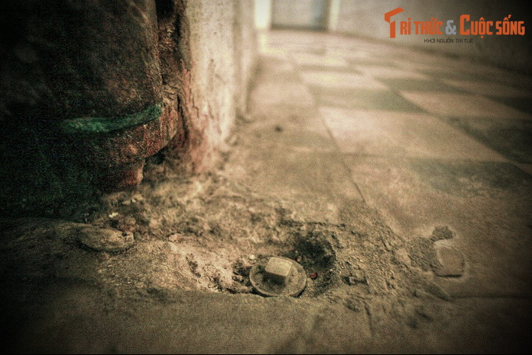 Công việc đào hầm được giao cho 200 tù binh chia thành 10 toán luân phiên đào. Số tù binh này được đưa tới bằng xe bịt kín, bị bịt mắt cho tới khi vào điểm thi công. Công việc đào hầm được thực hiện từ 12 giờ khuya để giữ bí mật tuyệt đối...