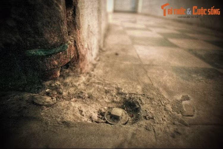 Công việc đào hầm được giao cho 200 tù binh chia thành 10 toán luân phiên đào. Số tù binh này được đưa tới bằng xe bịt kín, bị bịt mắt cho tới khi vào điểm thi công. Công việc đào hầm được thực hiện từ 12 giờ khuya để giữ bí mật tuyệt đối...