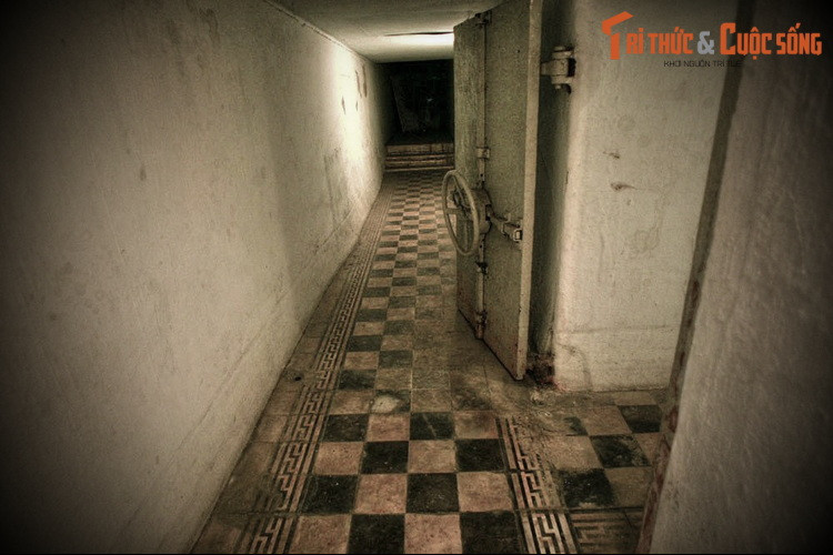 Hầm được đào sâu xuống đất khoảng 4 mét, đúc bằng xi măng cốt thép vô cùng kiên cố, Độ độ dày của tường là 1 mét, đủ sức chịu đựng sự công phá của các loại trọng pháo và bom 500 kg. Tổng diện tích mặt bằng hầm là 1392,3 m2 (30,6 mét x 45,5 mét).