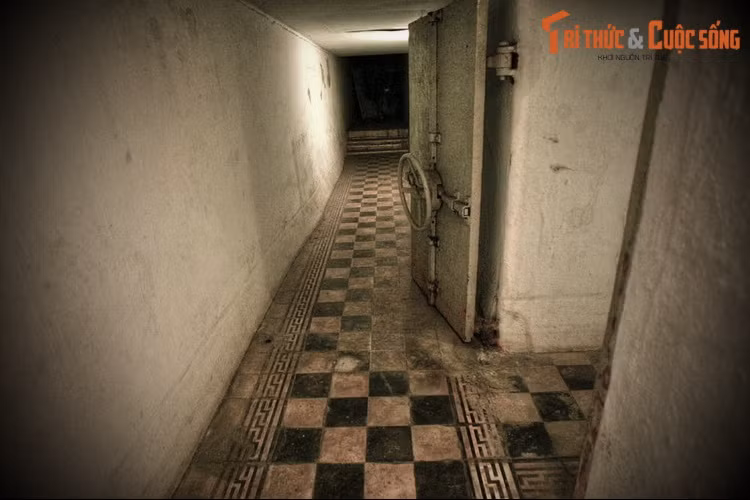 Hầm được đào sâu xuống đất khoảng 4 mét, đúc bằng xi măng cốt thép vô cùng kiên cố, Độ độ dày của tường là 1 mét, đủ sức chịu đựng sự công phá của các loại trọng pháo và bom 500 kg. Tổng diện tích mặt bằng hầm là 1392,3 m2 (30,6 mét x 45,5 mét).