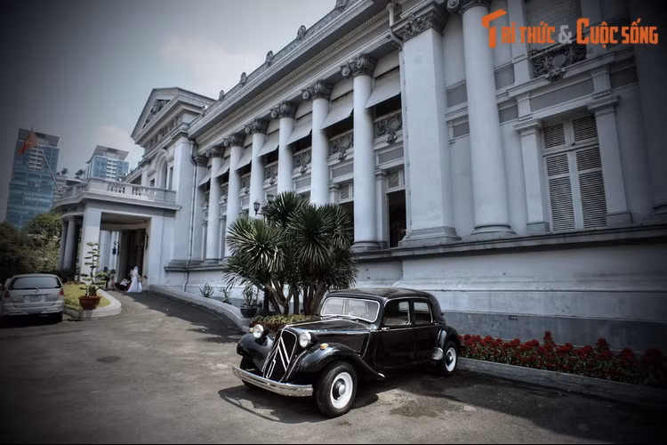 Nằm trong khu đất “vàng”được bao quanh bởi bốn con đường Lý Tự Trọng, Pasteur, Lê Thánh Tôn và Nam Kỳ Khởi Nghĩa, Bảo tàng TP HCM có tiền thân là Dinh Gia Long, dinh thự được cho là đẹp nhất Sài Gòn xưa.