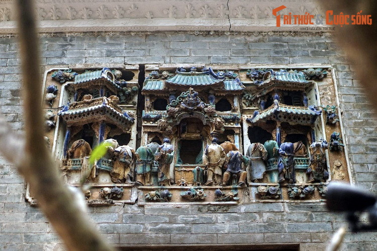 Tương tự như một số hội quán nổi tiếng của người Hoa Chợ Lớn, kiến trúc hội quán 22 Hàng Buồm gây ấn tượng mạnh nhờ các phù điêu khắc nổi, được tạo tác rất tỉ mỉ, cầu kỳ. Tiếc rằng nhiều phù điêu không còn được nguyên vẹn.