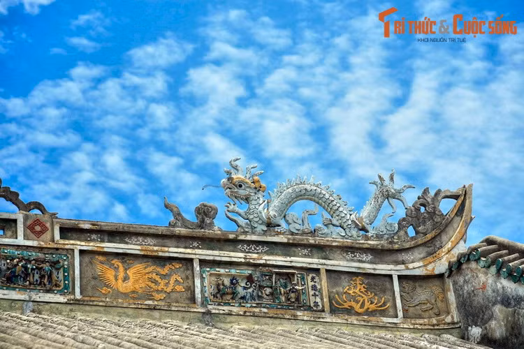 So với nhiều công trình khác ở Hội An, nghệ thuật sử dụng hài hòa các chất liệu gỗ, đá trong kết cấu chịu lực... đã mang lại cho Hội quán Quảng Đông vẻ độc đáo riêng. Các chi tiết trang trí công phu của hội quán cũng thể hiện giá trị đặc sắc của nghệ thuật tạo hình Trung Hoa.