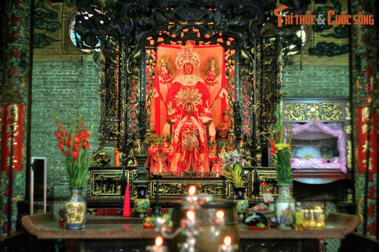 Vị thần được thờ chính trong chùa là Thiên Hậu Thánh Mẫu, một vị thần quan trọng trong tín ngưỡng của người Hoa. Đặt ở hậu điện, tượng Bà Thiên Hậu được tạc từ một khối gỗ cao 1 mét, có từ trước khi xây chùa. Tượng vốn được thờ ở Biên Hòa và đến năm 1836 mới chuyển về đây.