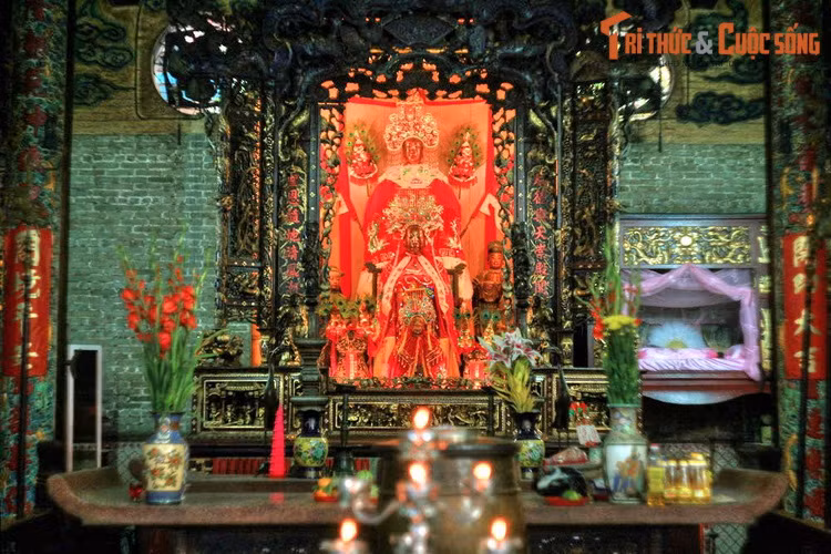 Vị thần được thờ chính trong chùa là Thiên Hậu Thánh Mẫu, một vị thần quan trọng trong tín ngưỡng của người Hoa. Đặt ở hậu điện, tượng Bà Thiên Hậu được tạc từ một khối gỗ cao 1 mét, có từ trước khi xây chùa. Tượng vốn được thờ ở Biên Hòa và đến năm 1836 mới chuyển về đây.