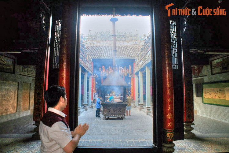 Chùa được xây theo kiểu kiến trúc đặc trưng cùa người Hoa với 4 dãy nhà liên kết nhau, giữa các dãy nhà này có một khoảng trống gọi là thiên tỉnh (giếng trời), giúp không gian chùa thoáng đãng. Không gian thờ tự ở nơi đây được chia thành tiền điện, trung điện và hậu điện