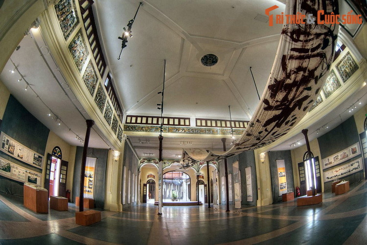 Kiến trúc của công trình vẫn giữ được nhiều nét cổ kính dù đã bị biến đổi do sự thăng trầm của lịch sử. Về tổng quan, hội quán có bốn dãy nhà bố cục hợp thành chữ “Khẩu”, ở giữa là giếng trời. Các đơn nguyên kiến trúc từ trước ra sau gồm tiền đường, phương đình, trung đường và hậu cung.