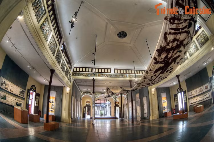 Kiến trúc của công trình vẫn giữ được nhiều nét cổ kính dù đã bị biến đổi do sự thăng trầm của lịch sử. Về tổng quan, hội quán có bốn dãy nhà bố cục hợp thành chữ “Khẩu”, ở giữa là giếng trời. Các đơn nguyên kiến trúc từ trước ra sau gồm tiền đường, phương đình, trung đường và hậu cung.