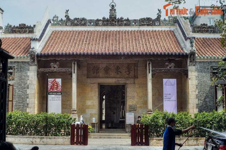 3. Nằm giữa khu phố cổ Hà Nội, Trung tâm văn hóa nghệ thuật 22 Hàng Buồm có tiền thân là hội quán Quảng Đông, được hình thành bởi cộng đồng người gốc Quảng Đông định cư tại phường Hà Khẩu, tổng Hữu Túc, huyện Thọ Xương khoảng 400 năm trước.