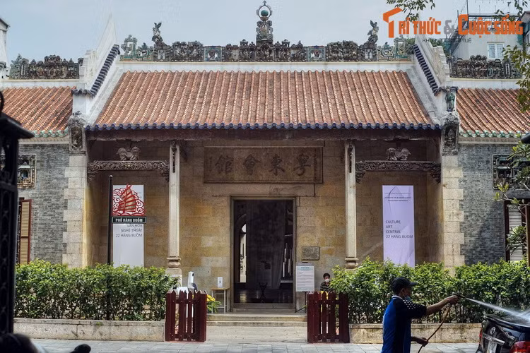 3. Nằm giữa khu phố cổ Hà Nội, Trung tâm văn hóa nghệ thuật 22 Hàng Buồm có tiền thân là hội quán Quảng Đông, được hình thành bởi cộng đồng người gốc Quảng Đông định cư tại phường Hà Khẩu, tổng Hữu Túc, huyện Thọ Xương khoảng 400 năm trước.