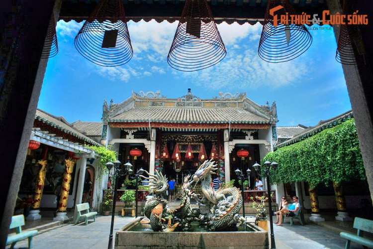 Toàn bộ công trình được kiến trúc theo kiểu hình chữ "Quốc" trên một nền đất rộng và cao. Sau cổng tam quan là nhà tiền điện quy mô khá lớn. Nhà tiền điện được ngăn cách với chính điện bằng một khoảng sân. Hai bên có tả vu, hữu vu nối hai khu nhà này với nhau.