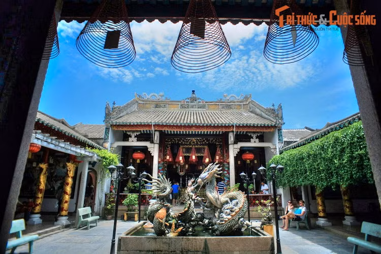 Toàn bộ công trình được kiến trúc theo kiểu hình chữ "Quốc" trên một nền đất rộng và cao. Sau cổng tam quan là nhà tiền điện quy mô khá lớn. Nhà tiền điện được ngăn cách với chính điện bằng một khoảng sân. Hai bên có tả vu, hữu vu nối hai khu nhà này với nhau.