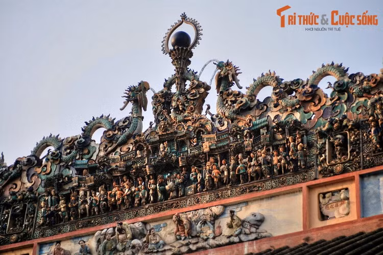 Một nét đặc sắc trong kiến trúc của chùa Bà Thiên Hậu - hội quán Tuệ Thành là các phù điêu bằng gốm được trang trí dày đặc từ trên nóc chùa, mái, hiên chùa cho đến các bàn thờ, vách tường… Các sản phẩm này do 2 lò gốm Bửu Nguyên và Đồng Hòa ở Trung Quốc sản xuất vào năm 1908.