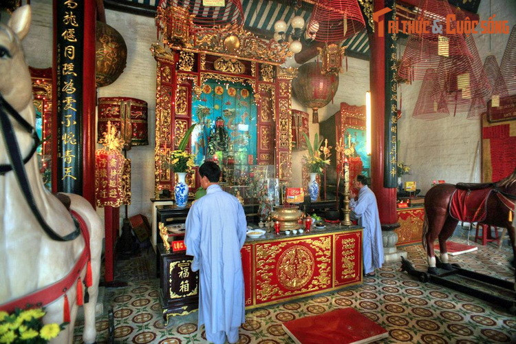 Chính điện rộng lớn, khoáng đãng với hệ cột kèo đồ sộ được liên kết bởi các vì chồng rường vững chắc. Nơi đây chia làm 3 gian, gian giữa thờ Quan Công, hai gian còn lại thờ Tài Bạch tinh quân và Phước Đức Chánh Thần.