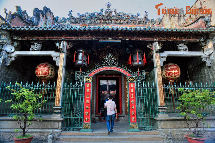 1. Tọa lạc tại số 710 Nguyễn Trãi, quận 5, TP HCM, chùa Bà Thiên Hậu hay hội quán Tuệ Thành là địa điểm tâm linh nổi tiếng bậc nhất vùng đất Chợ Lớn xưa. Công trình do nhóm người Hoa gốc Quảng Đông di dân sang Việt Nam góp vốn và góp công xây dựng vào khoảng năm 1760.