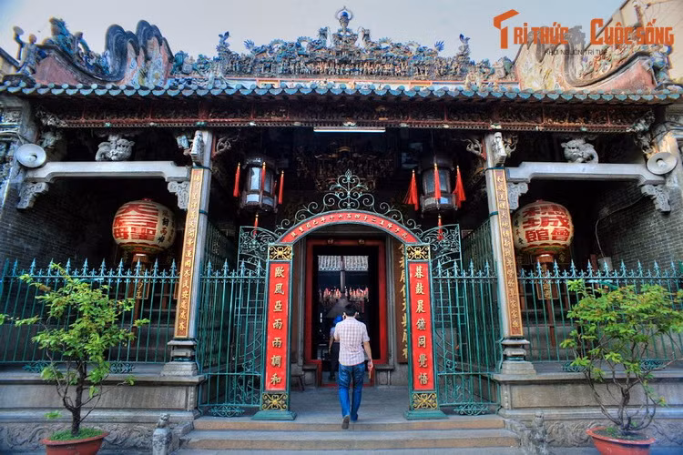 1. Tọa lạc tại số 710 Nguyễn Trãi, quận 5, TP HCM, chùa Bà Thiên Hậu hay hội quán Tuệ Thành là địa điểm tâm linh nổi tiếng bậc nhất vùng đất Chợ Lớn xưa. Công trình do nhóm người Hoa gốc Quảng Đông di dân sang Việt Nam góp vốn và góp công xây dựng vào khoảng năm 1760.