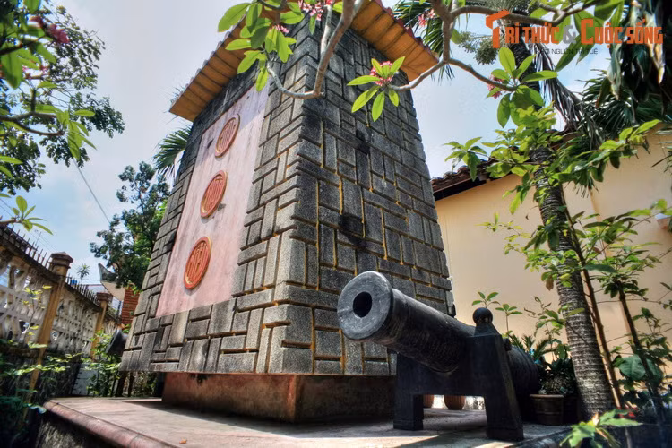 Một điều đặc biệt của ngôi miếu này là hai bên cột bia ghi tên miếu còn đặt hai khẩu đại bác của nhà Nguyễn.